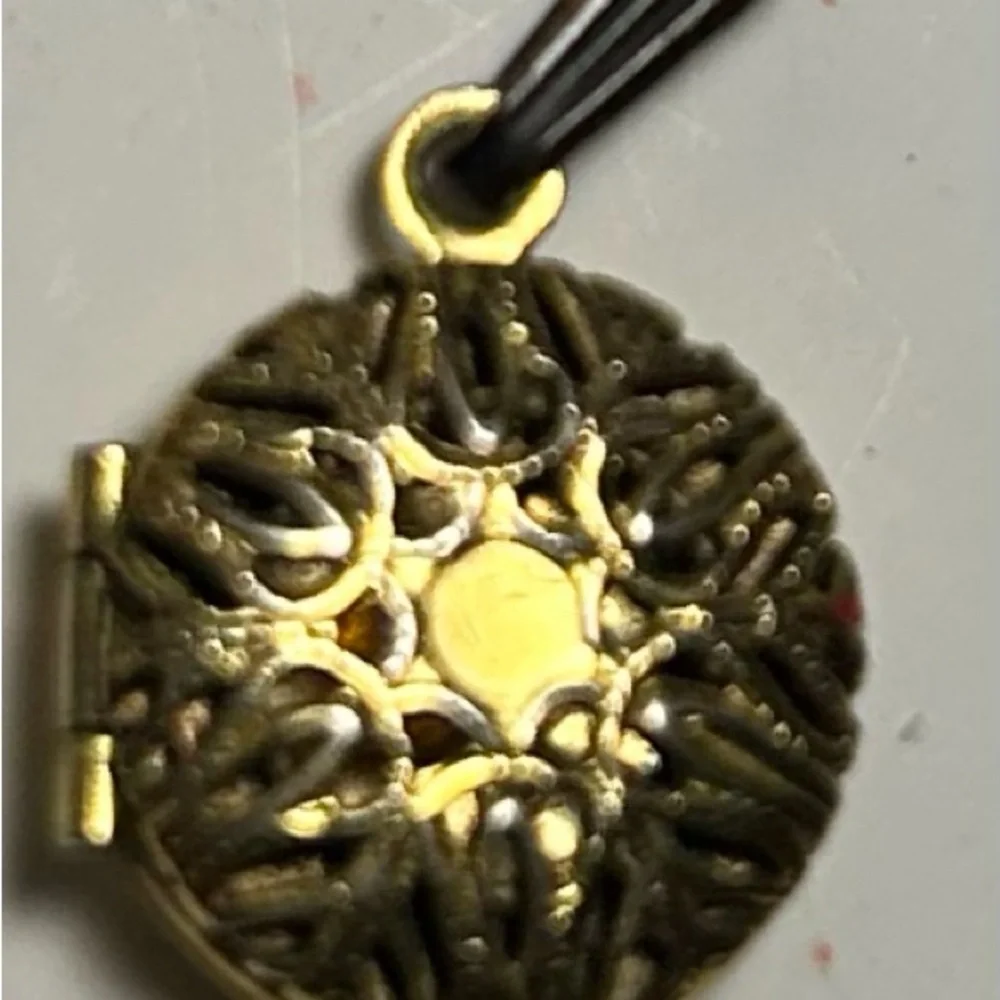 Gold Pendant with Tassel - Picture 4 of 9